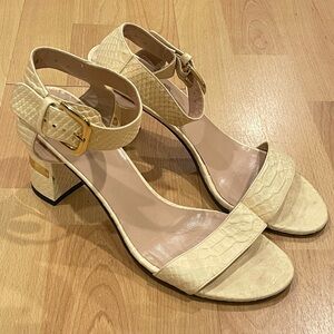 EUC Stuart Weitzman Snake Embossed 3” Block Heel Sandal w/Gold Hdwe, Cream, Sz 9